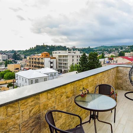 Valkhida'S Apartment Kutaisi Bagian luar foto