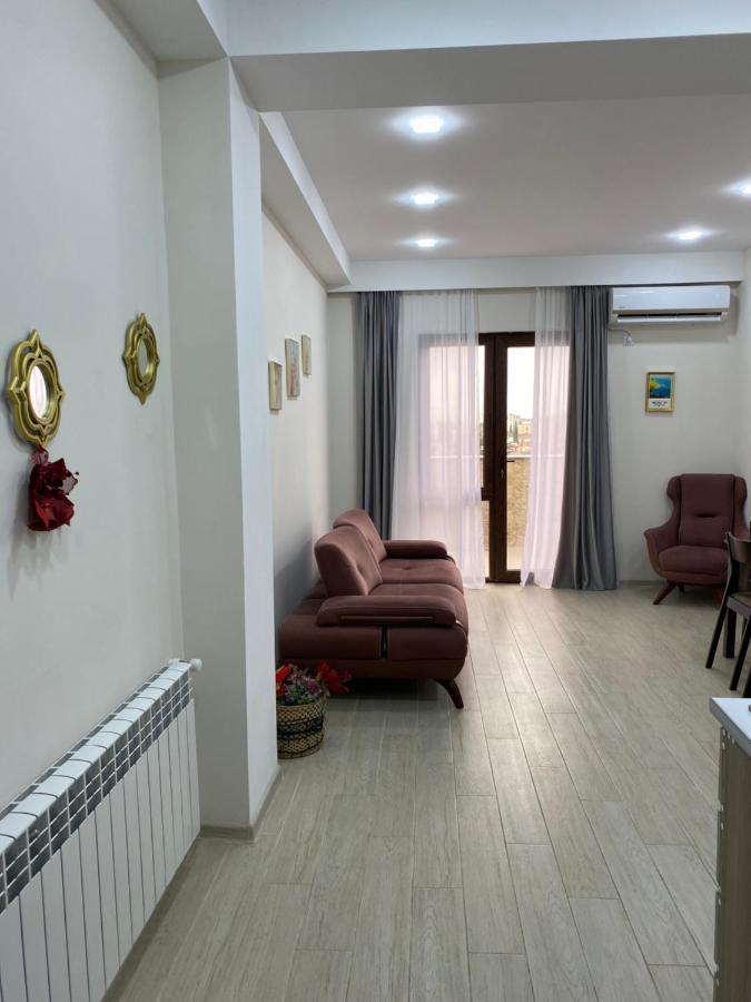 Valkhida'S Apartment Kutaisi Bagian luar foto